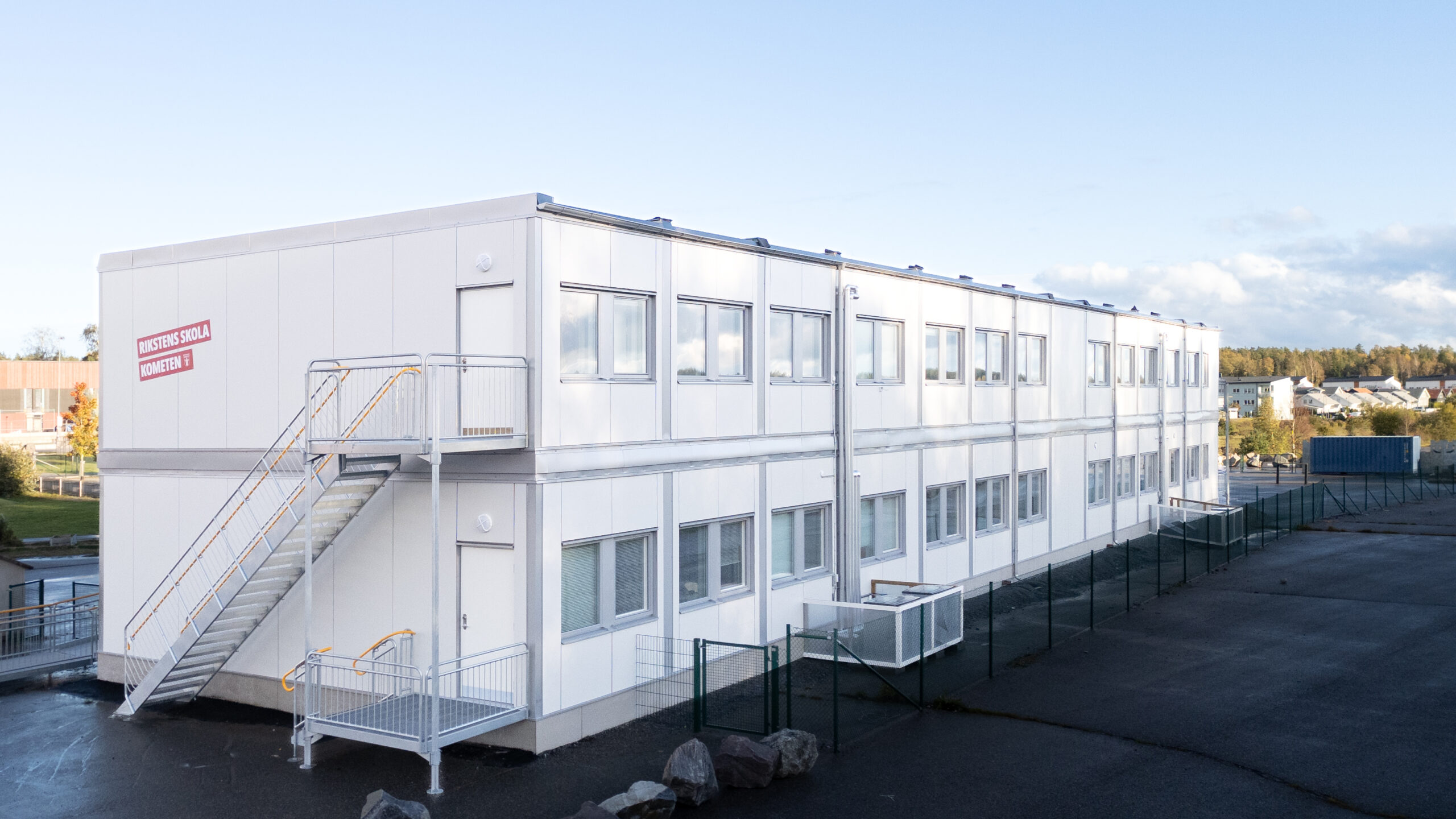 Ljus fasad med stora fönster på Rikstens skola Kometen.