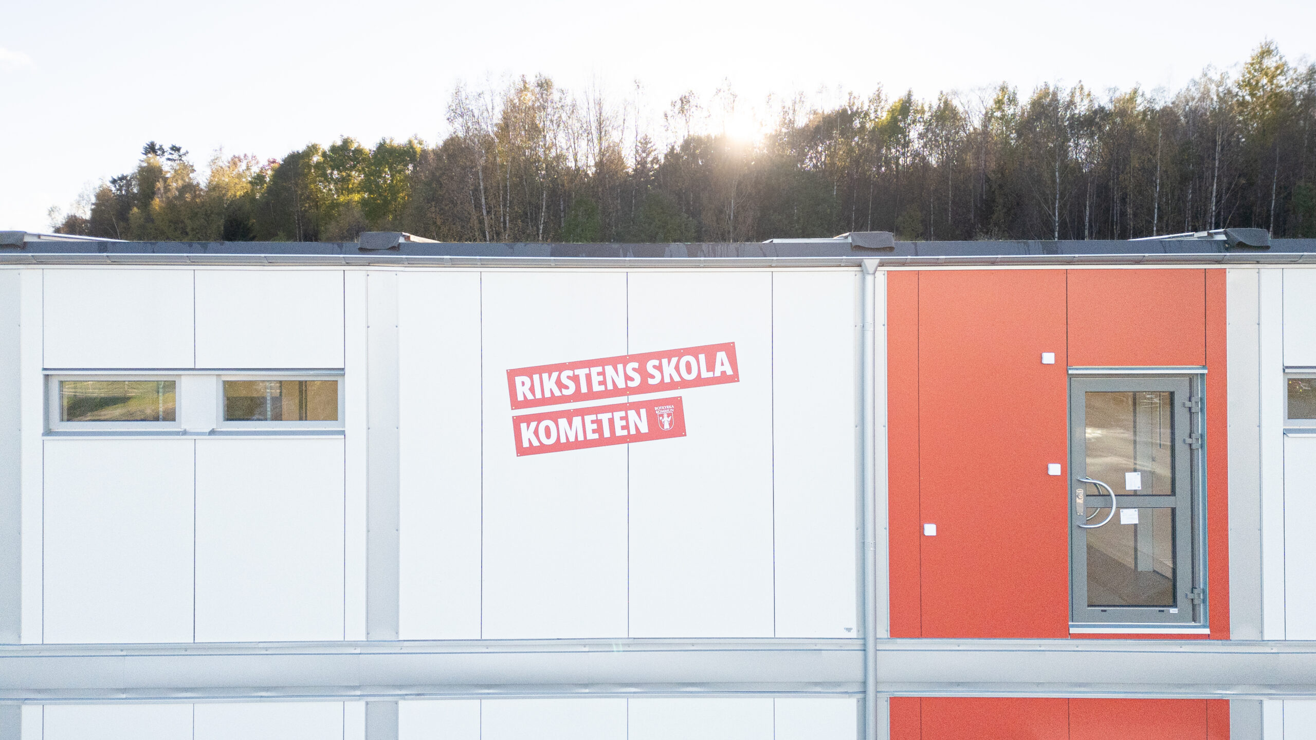 Fasaddetalj med skylt för Rikstens skola Kometen i Tullinge.